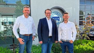 Freuen sich über die Kooperation: (v. l.) Obermeister Roland Hoier von der Kfz-Innung, Geschäftsführer Michael Frank und Michael Seidel, Obermeister der Karosserie- und Fahrzeugtechnik-Innung Unterfranken. (Bild: Kfz-Innung Unterfranken)