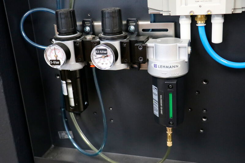 An der Rückseite der Doosan-Maschine DNM 4500 sind neben der 210 gesamten Wartungseinheit auch die pL Lehmann-Komponenten Druckminderer und Luftöler gut zugänglich angebracht. (pL Lehmann)