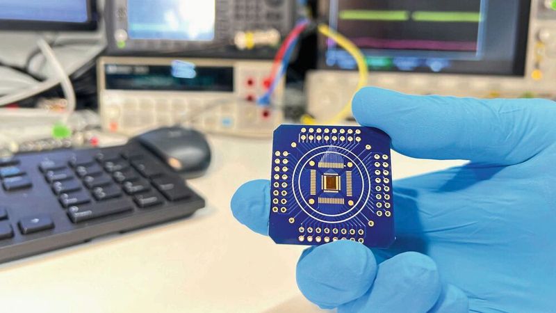 Prototyp des neuartigen Sensorchips: ETH-Forschende haben ein Sensorsystem entwickelt, das produzierte Daten direkt im Chip fälschungssicher signiert und das unbemerkte Fälschen von Daten praktisch unmöglich machen soll.(Bild:  Caroline Arndt Foppa / ETH Zürich)