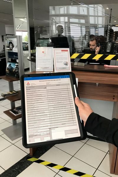 Das Mitsubishi-Wartungsblatt im digitalen Format: Um die Prozesse der einzelnen Servicekonzepte möglichst einheitlich abbilden zu können, setzt Göbel auf ein individuell auf die eigenen Bedürfnisse zugeschnittenes Dealer-Management-System. (Bild: Schweitzer/»kfz-betrieb«)