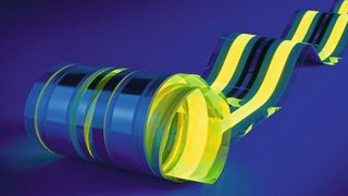 Flexibler OLED-Streifen mit einer Länge von 15 m: Auf der Pilotenserviceanlage LYTEUS lassen sich ganz unterschiedliche flexible OLEDs fertigen. (Bild: John Geven Studio's / Fraunhofer FEP)