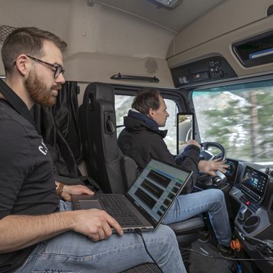 Daimler Truck hat die zweite Generation des Brennstoffzellen-Lkw „GenH2“ in den Schweizer Alpen getestet. (Bild: Daimler Truck)