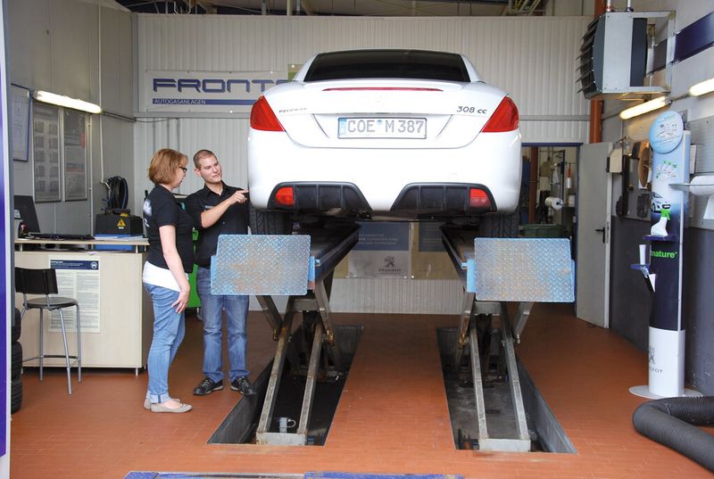 Für die Dialogannahme nimmt sich der Serviceberater rund 20 Minuten Zeit. Er erklärt der Kundin, welche sicherheitsrelevanten Arbeiten unbedingt durchgeführt werden müssen. (Foto: Wenz)