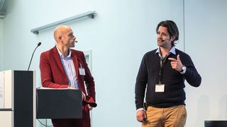 Maxime Grojean (l.), Fastening Expert bei Gaming Engineering und Nicolas Kohout von IRT M2P, beschrieben ihr gemeinsam entwickeltes Fügeverfahren „ERWin“. (Stefan Bausewein)