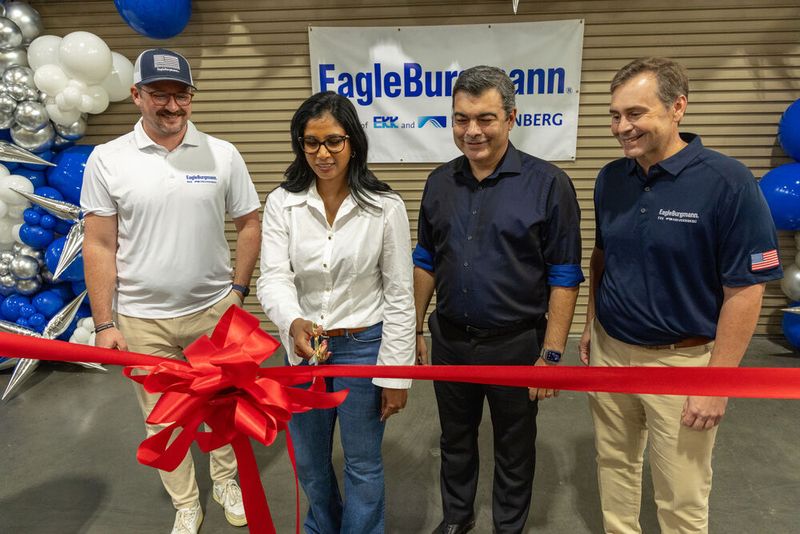 Vertreter von Eagle Burgmann und Gäste bei der feierlichen Eröffnung des neuen Servicecenters in Pasadena, Texas, am 22. Oktober 2026. (Bild: Eagle Burgmann)