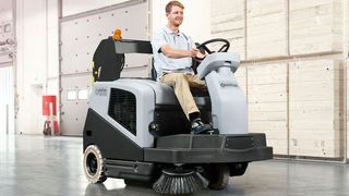Produktivität, Bedienkomfort und Arbeitssicherheit gehen beim Einsatz der neuen Aufsitz-Kehrmaschine SW5500 von Nilfisk Hand in Hand. (Nilfisk)