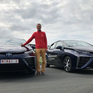 (Toyota)