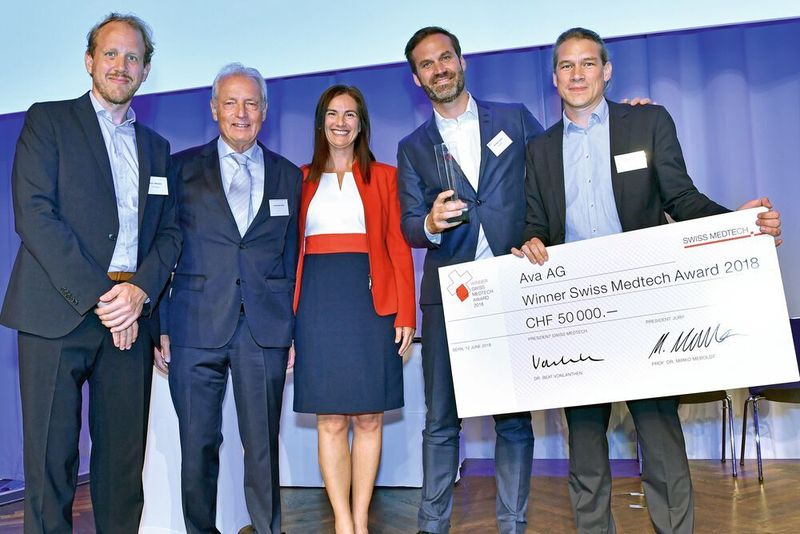 Der Jury-Vorsitzende Prof. Mirko Meboldt von der ETH Zürich, Rubino Mordasini, Past Präsident Swiss Medtech, Moderatorin Jessica Herschkowitz, Philipp Tholen, Mitbegründer und Leiter Product & Operations, Ava, sowie Peter Stein, Mitgründer und Leiter F&E Ava, bei der Verleihung des Swiss Medtech Award. (Hans Mosimann / Swiss Medtech)