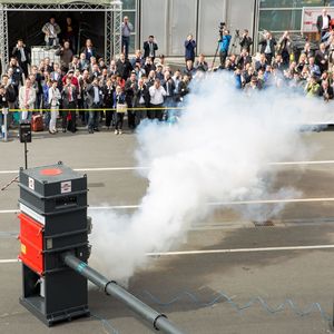 Wo Rauch ist, ist auch Feuer: Die Index-Mitgliedfirmen Hoerbiger und Rembe demonstrieren, wie zeitgemäßer Explosionschutz aussieht.