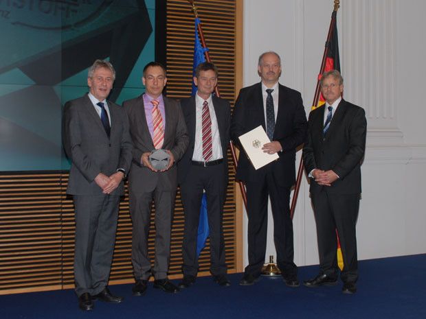 Der Staatssekretär im Bundesministerium für Wirtschaft und Technologie Dr. Bernhard Heitzer (links) zeichnete gemeinsam mit dem BGR-Präsidenten Prof. Dr. Hans-Joachim Kümpel (rechts) Accurec Recycling aus Mülheim an der Ruhr aus. (Bild: BMWi)