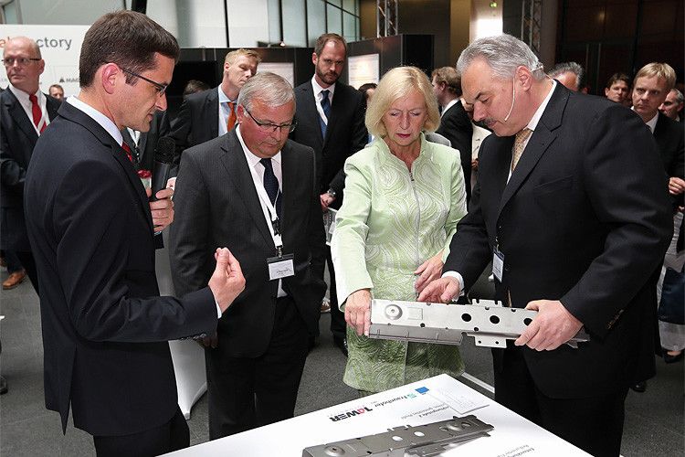 Klaus Löffler, Director International Sales von Trumpf Laser und Systemtechnik GmbH, Dr. Hubert Waltl, Mitglied des Vorstands der Marke Volkswagen für den Bereich Produktion und Logistik und Prof. Dr. Johanna Wanka, Bundesministerin für Bildung und Forschung (von links) am Projektstand „Neue lasergestützte Leichtbauverfahren für kleine und mittlere Stückzahlen“ der Innovationsallianz InnoCaT. (Foto: Matthias Leitzke, www.photodesign-wolfsburg.de)