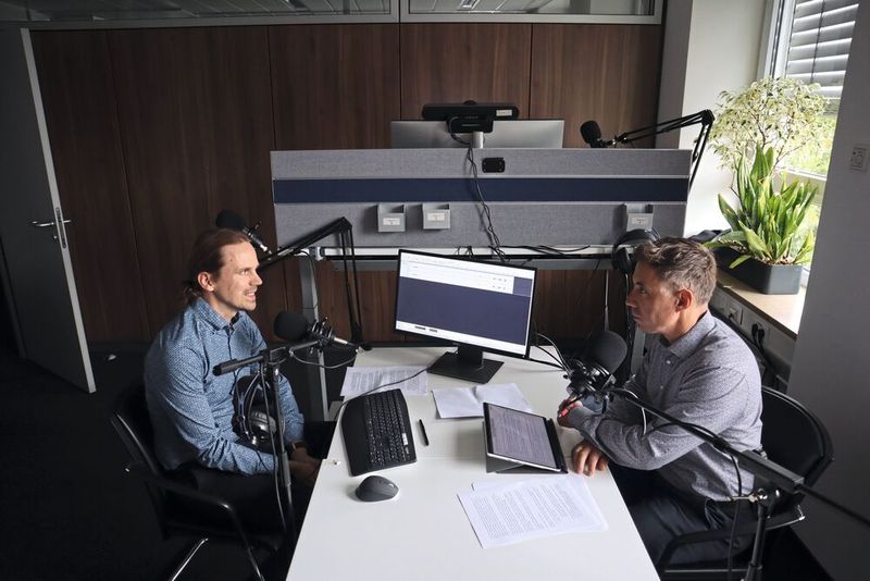 „Modularisierung nur der Modularisierung willen ist heiße Luft – Nur, wenn man das gesamte Projekt integriert und als Kette betrachtet, dann bringt es wirklichen Mehrwert.” Christian Peintner, Geschäftsführer der Engineering-Experten von Spiegltec (rechts) im Gespräch mit PROCESS-Redakteur Dominik Stephan (Bild: Wühr/PROCESS)