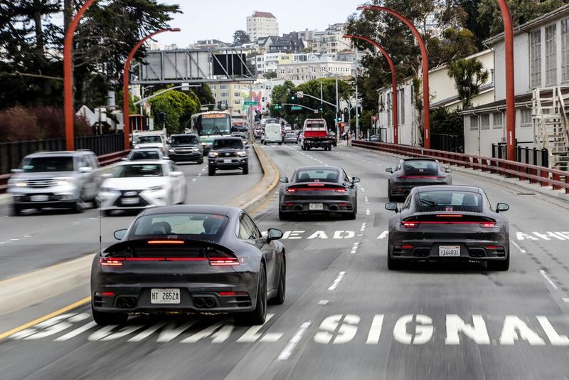 Trotz der vielen Schaulustigen wagt sich der Tross der Erlkönige in die Öffentlichkeit. (Bild: Porsche)