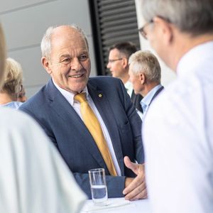 Ulrich Kromer von Baerle, Geschäftsführer und Sprecher der Messe Stuttgart, im Gespräch mit Journalisten auf der AMB-Fachpressekonferenz