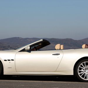 Der Dreizack erreicht trotz seiner knapp zwei Tonnen die 100 km/h in 5,3 Sekunden, seine Höchstgeschwindigkeit gibt Maserati mit 283 km/h an.