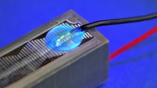 Mit Vitralit UD 8052 F erweitert Panacol das Sortiment us dualhärtenden Acrylatklebstoffen. Er gilt als idealer Vergusswerkstoff für Piezoaktuatoren und -sensoren. (Panacol)