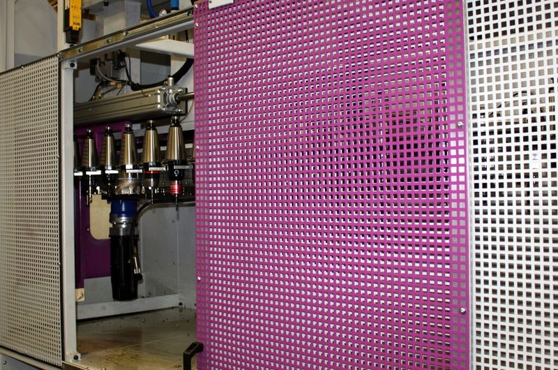 Ein automatischer Werkzeugwechsler mit 31 Plätzen steigert die Effizienz der Anlage deutlich. (Bild: Sirtec)