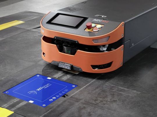 Wiferion ist der Standard für induktive Ladetechnik und versorgt die mobile Roboterflotte der Interoperability Arena zuverlässig mit Energie.(Bild:  Wiferion)