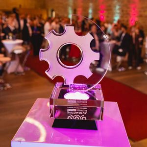 Der Automotive Business Award 2026 wurde im Wöllrieder Hof bei Würzburg verliehen. Wer zum Gesamtsieger in den drei Kategorien Vertrieb, Digital und Service gekürt wurde, blieb bis zuletzt ein Geheimnis. (Bild:  Stefan Bausewein)