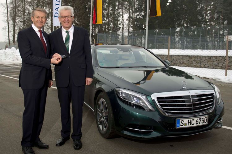 Baden-Württembergs Landesvater Winfried Kretschmann hatte einst in einem Interview betont, dass er als oberster Politiker des Daimler-und-Porsche-Landes wohl kaum in einem Fiat vorfahren könne. Deswegen setzt er auf einen Mercedes-Benz S 500 Plug-in-Hybrid mit 142 Gramm CO2-Ausstoß pro Kilometer. (Foto: Daimler)