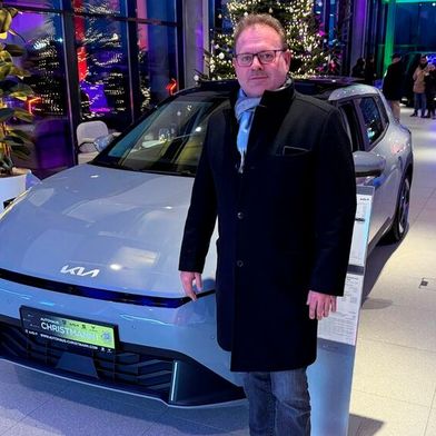 Seit 2013 leitet Markus Stiefenhöfer (im Bild) – gemeinsam mit seinem Schwiegervater Albert Christmann – das pfälzische Autohaus Christmann aus Grünstadt.  (Bild: Anja Benndorf)