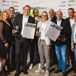 Die Träger des Sonderpreises Innovation: die Kieler Autohausgruppe Süverkrüp und die Hamburger Autohausgruppe Sternpartner, gemeinsam mit Jury-Vertretern.(Bild:  Stefan Bausewein)