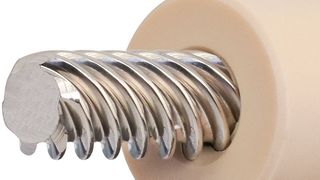 Die Dryspin-Gewindespindeln weisen eine asymmetrische Geometrie auf. Damit haben sie im Dauerbetrieb eine fünfach höhere Lebensdauer als marktübliche Lösungen. (Bild: Igus)