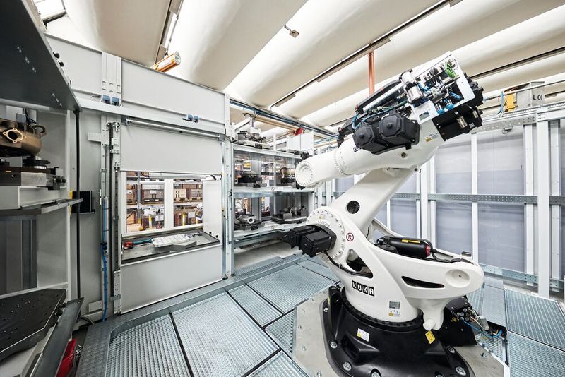 Der Feuerwehrausrüster Rosenbauer entwirft eine maßgeschneiderte Automatisierung für sehr enge Platzverhältnisse. (Bild: Kuka)