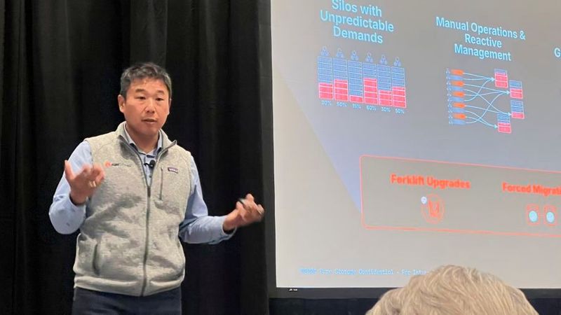 Rob Lee (CTO) erläuterte in diesem Moment, wie Pure Storage Unternehmen dabei helfen will, Datensilos aufzubrechen. (Bild: Paula Breukel)