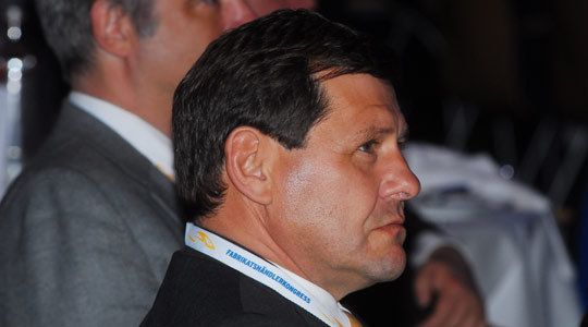 Axel Berger, Vorstandsvorsitzender der Car-Garantie, hört gespannt den Vorträgen zu. (Archiv: Vogel Business Media)