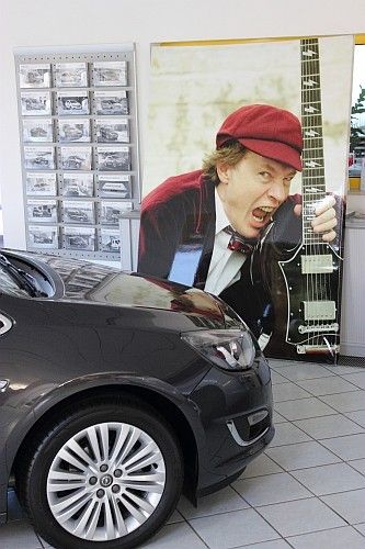 Zum Anbeißen findet Angus Young hier hoffentlich nur seine Gitarre. (Foto: Bernhardt)