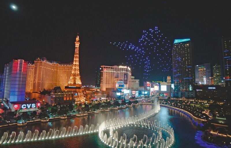 Lightshow von Intel mit über 100 leuchtenden Drohnen über dem Springbrunnen des Hotels Bellagio in Las Vegas. (Intel Corporation)