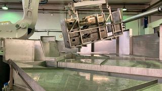 In den Beschichtungssystemen fungiert der Roboter als hätte er eine menschliche Hand zur Verfügung. Die Bewegungen können so individuell angepasst werden. Das erleichtert das Ablaufen der für die Vorbehandlung nötigen Flüssigkeiten vom Bauteil. (Bild: MTM)