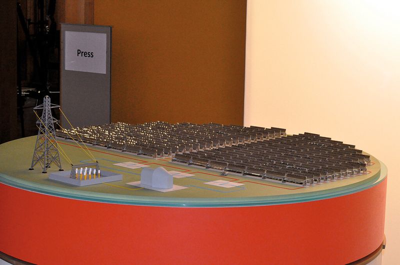 Auch die Eon SE plant Projekte in Nordafrika und war mit dem Modell eines CSP-Kraftwerkes in Berlin vertreten. Diese Technik wird zurzeit bei der Solarenergie für den Wüstenstrom favorisiert. (Bild: Isenburg)