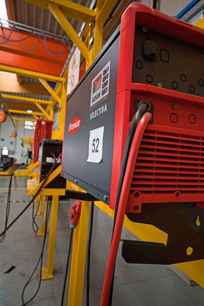 Grâce à la technique de charge de batterie innovante de Fronius, AMAG peut économiser plus de 500 000 kilowatts-heures de courant par an. (Fronius International GmbH)