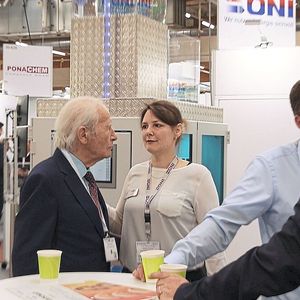Hohe Geschäftsführerdichte: Wie der Geschäftsführende Gesellschafter Wolfgang Oehm hier am Stand von ONI Wärmetrafo nutzten viele Unternehmenslenker die Messe zu wegweisenden Gesprächen mit Anwendern und Interessenten.(Bild:  Maschinenmarkt)