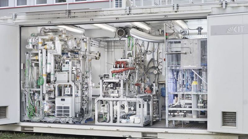Eine erste Anlage mit Plasmareaktor haben die Forschungspartner am KIT errichtet. Eine erste Anlage mit Plasmareaktor haben die Forschungspartner am KIT errichtet.