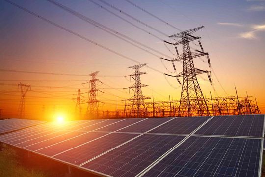 Photovoltaik-, Windkraft- und Speicheranlagen speisen dezentral in die Netze ein. Gleichzeitig steigen die Anforderungen an die Stabilität und Verfügbarkeit der Infrastruktur. (Bild:  shutterstock – pan demin)