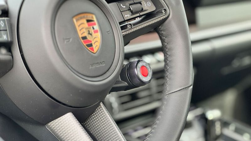 Vier Fahrmodi stehen zur Wahl: Normal, Sport, Sport Plus und Wet lassen sich per Drehregler am Lenkrad anwählen. (Bild: Schreiner – VCG)