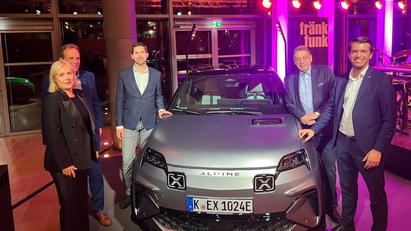 Verband und Importeur rücken wieder enger zusammen: (v. l.) VDRP-Rechtsanwältin Andrea Weiß, Karsten Borkowsky, Generaldirektor Mobilize Financial Services Deutschland, Renault-Deutschland-Chef Florian Kraft, VDRP-Präsident Hans-Werner Hauth und Thilo Schmidt, Managing Director bei Dacia in Deutschland(Bild:  Verband Deutscher Dacia und Renault Partner)