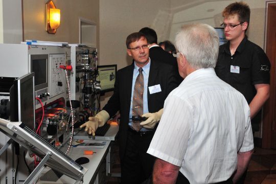 In den Kongresspausen konnten sich die Teilnehmer bei den Sponsoren des Kongresses und des Bundes-Bildungspreises informieren. Bei Lukas Nülle über die Arbeit an Hochvoltfahrzeugen... (Archiv: Vogel Business Media)