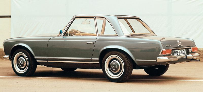Mit luxuriöser Ausstattung, souveräner Sechszylinder-Motorisierung, Zuverlässigkeit und sportlichen Fahrtalenten war der 230 SL das Bindeglied zwischen wenig alltagstauglichen Supersportwagen und soften Boulevardcruisern. (Foto: Mercedes)