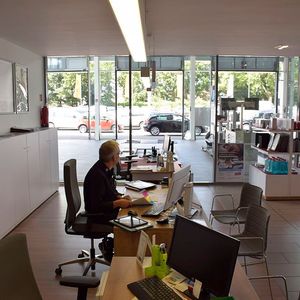 ... in die Direktannahmehalle und auf den Parkplatz blicken.(Bild:  Jan Rosenow)