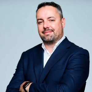 „Wir haben einen hybriden Lernansatz umgesetzt – bestehend aus regelmäßigen Trainings zur KI-Nutzung, geführten Webinar-Tutorials und zielgerichteter Kommunikation, um das Bewusstsein für aktuelle Bedrohungen und Verhaltensmuster zu schärfen.  Die Zusammenarbeit im Team sowie das Teilen von KI-Agenten und Prompts ermöglichen es den Kollegen, voneinander zu lernen und gleichzeitig ihre eigenen Fähigkeiten auszubauen. Unterstützt wird dies durch Gamification und Punkte-Belohnungen für alle, die eine bestimmte Anzahl an Aufgaben erfolgreich abschließen. Aber klar: Eine Universallösung nach Schema F gibt es dabei nicht.“ – Stephen McDermid, Regional CSO EMEA bei Okta(Bild:  Okta)