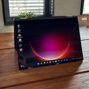 Das Samsung Galaxy Book3 Pro 360 im Tent-Modus. Das Display ist für DisplayHDR True Black 500 zertifiziert.(Bild:  Vogel IT-Medien)