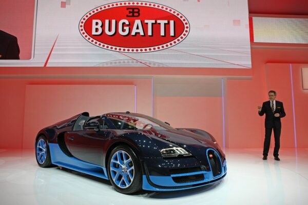 Gilt mit 1200 PS und 1250 Nm als weltweit stärkster Roadster: der neue Bugatti Veyron Grand Sport Vitesseals, vorgestellt von Bugatti-Boss Wolfgang Dürheimer (Bugatti)