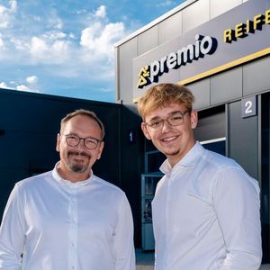 Mit Tom Berg (r.) ist neben seinem Vater Thorsten (l.) die dritte Generation in der Geschäftsleitung vertreten.(Bild:  Premio Reifen + Autoservice Reifen Gabel)