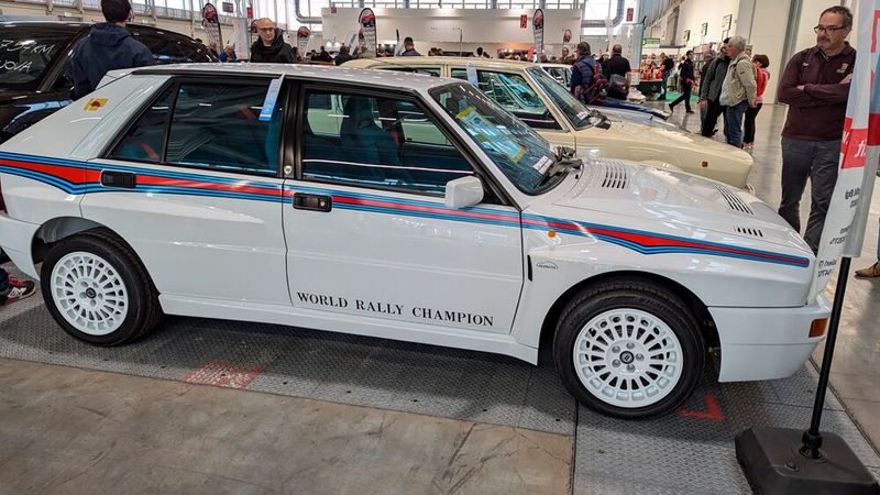 Der Lancia Delta ist definitiv eine Ikone: Quasi an jeder Ecke stand einer, bevorzugt als „Integrale“. Dieses Exemplar hier, die Nummer 219 von 310 gebauten „Evoluzzino Martini“, gab's zum stolzen Preis von 219.500 Euro zu kaufen. (Bild: Dominsky – VCG)