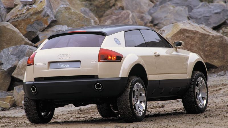Der Steppenwolf erschien 2000 und war eine zukunftsweisende Studie eines kompakten, 3-türigen SUV-Crossovers auf A3-Basis, präsentiert auf dem Pariser Salon. Das Konzeptfahrzeug bot Quattro-Antrieb, einen 3,2-Liter-V6-Motor, ein abnehmbares Dach und eine höhenverstellbare Luftfederung, um Gelände- und Sportwagenaspekte zu vereinen. (Bild: Audi)