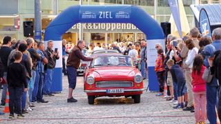 Sächsische Meisterclassic 2022: Am Ziel auf dem historischen Marktplatz in Chemnitz ankommen und sich von den Zuschauern feiern lassen. (Bild: Zietz/»kfz-betrieb«)
